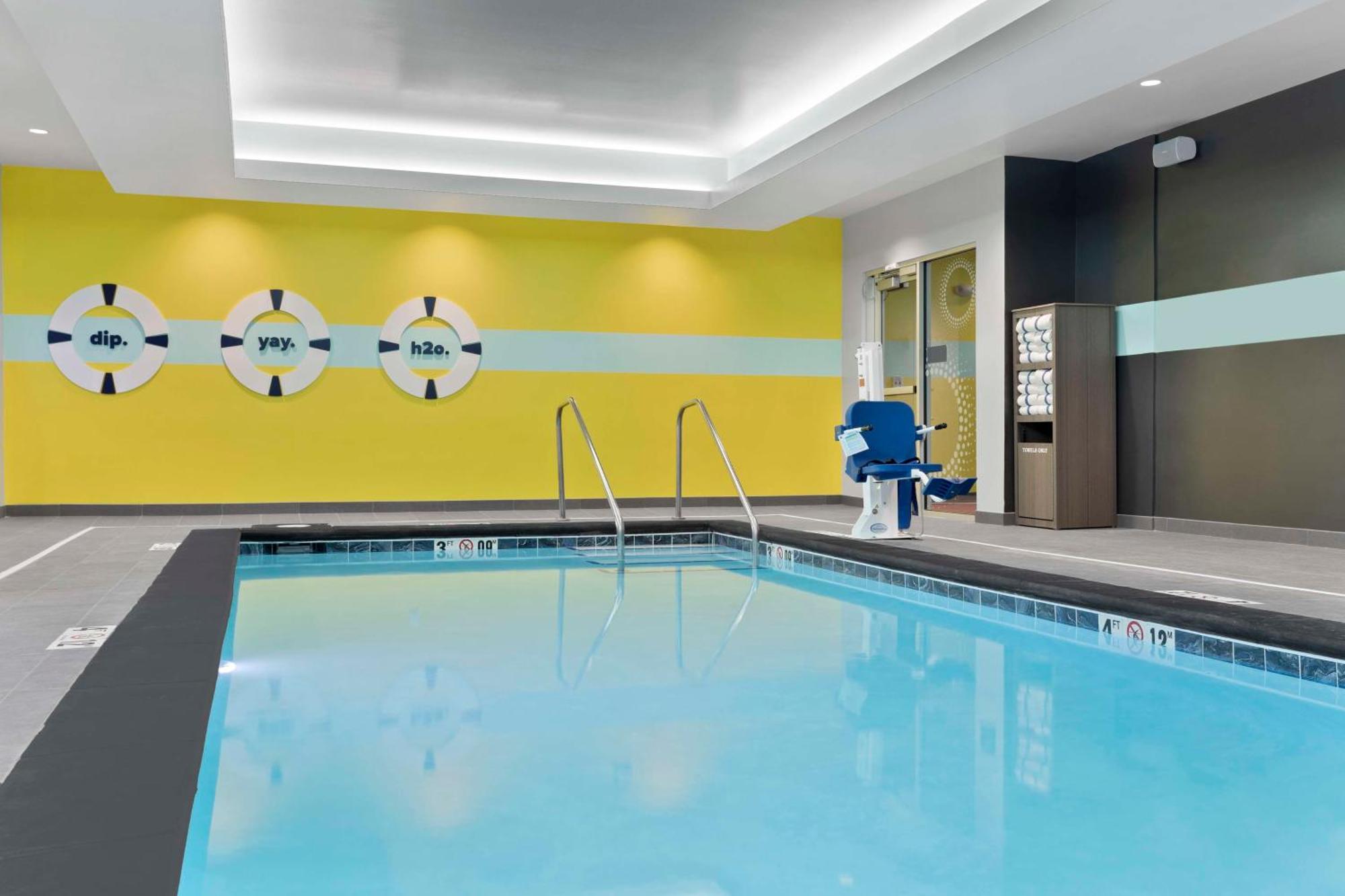 Tru By Hilton Lincoln East Hotel Exterior photo