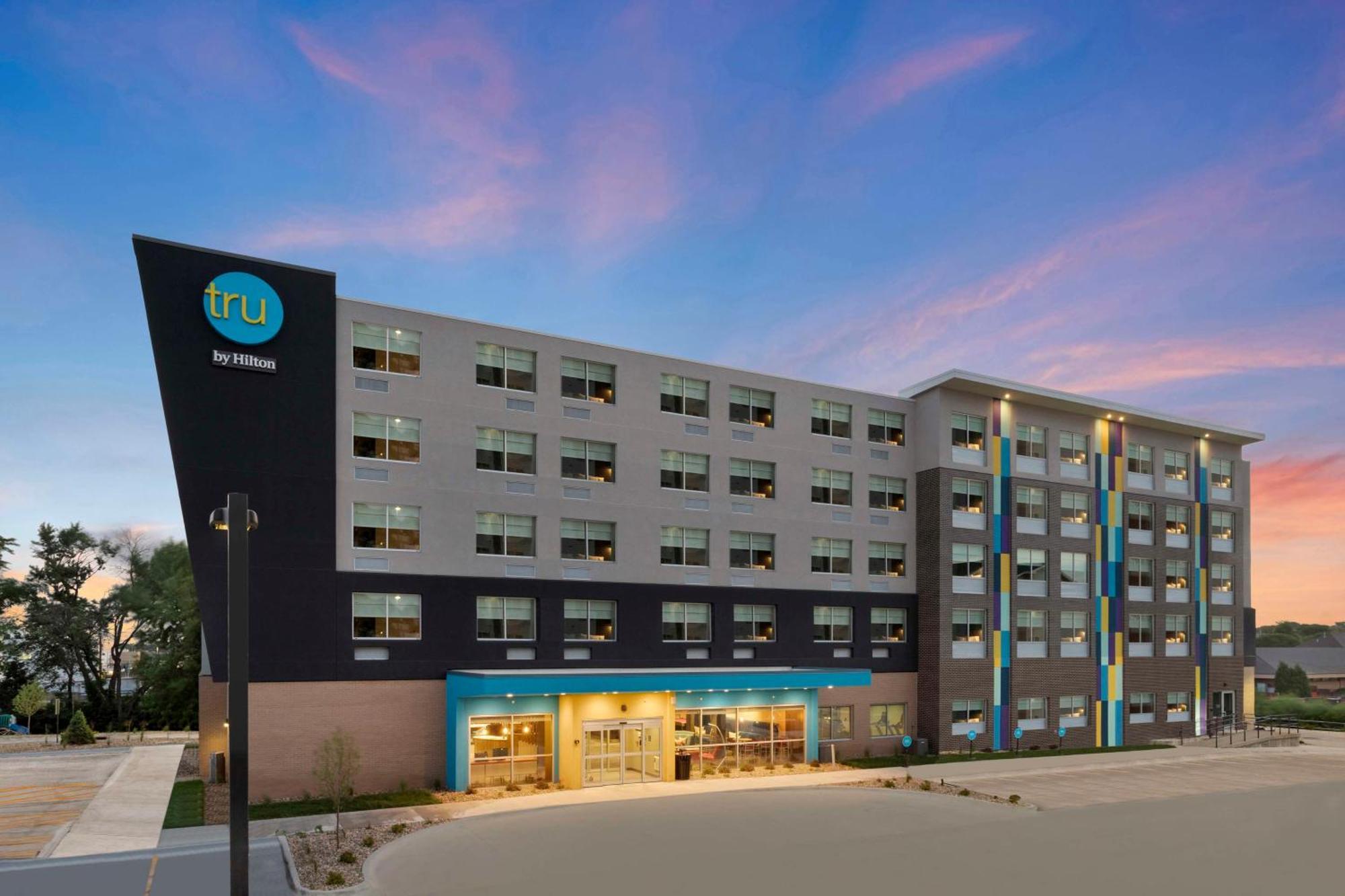 Tru By Hilton Lincoln East Hotel Exterior photo