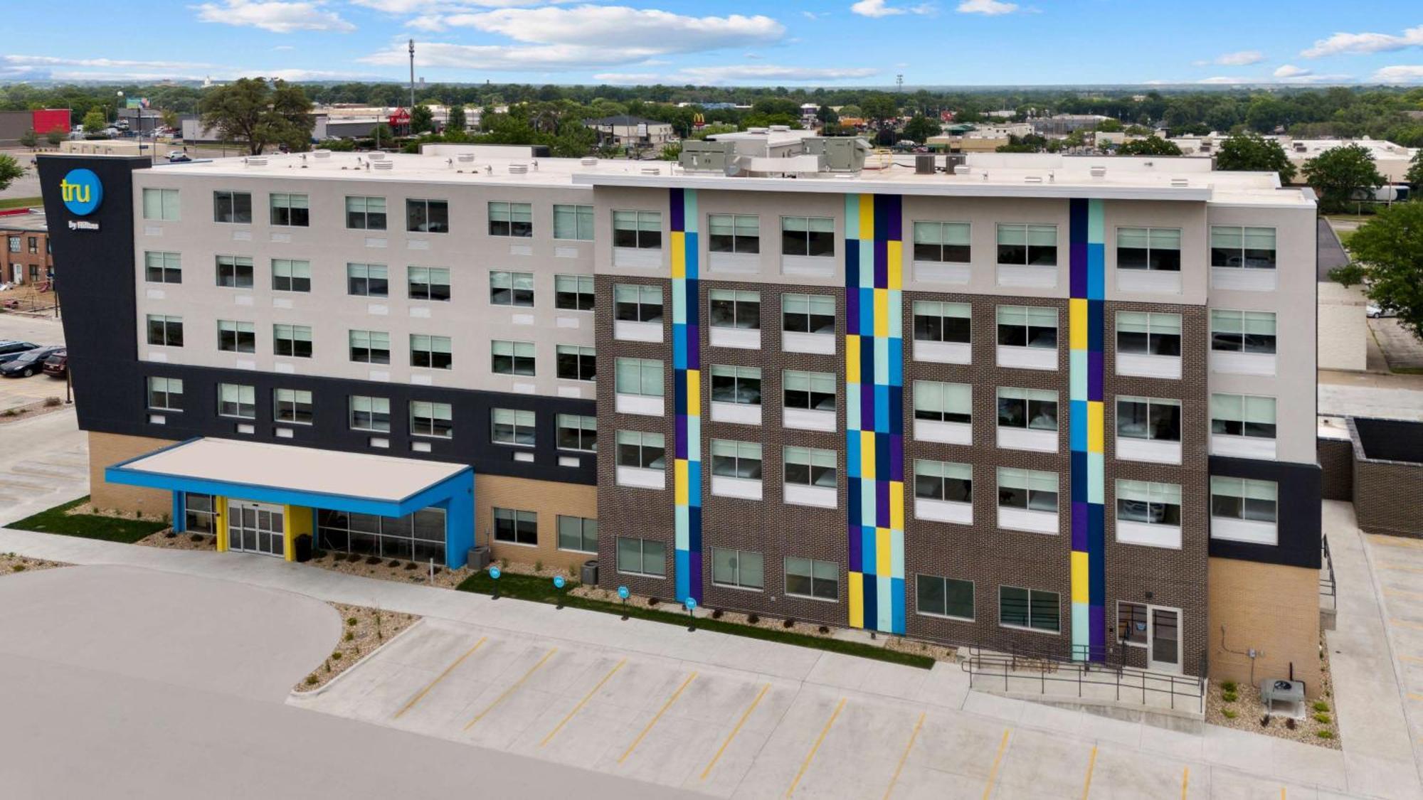 Tru By Hilton Lincoln East Hotel Exterior photo